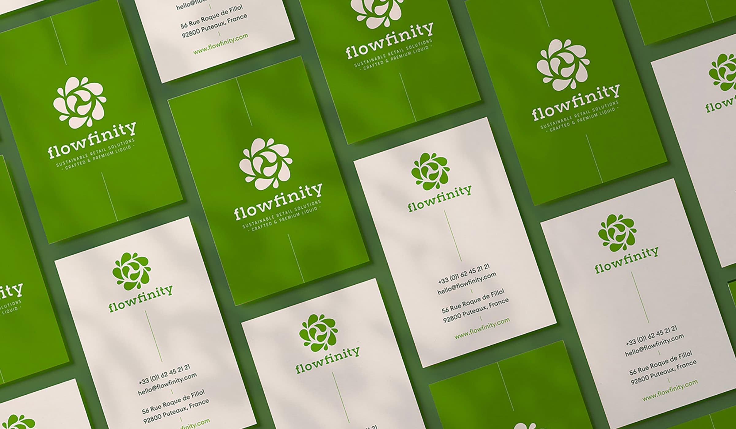 Cartes de visite vertes avec logo Flowinity pour une entreprise écologique.