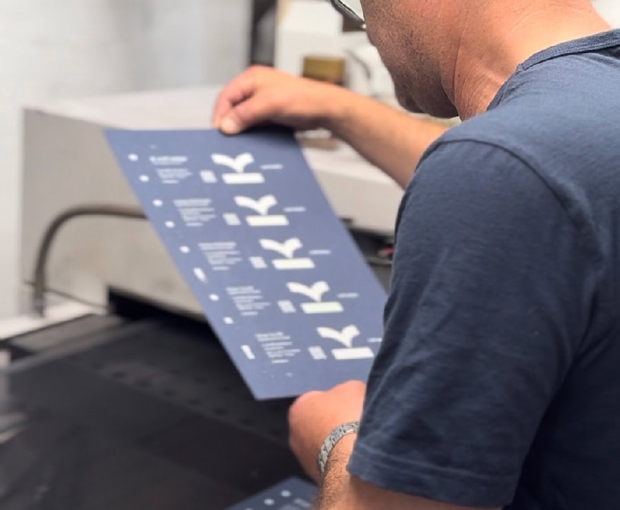 Impression d'une affiche Kraft D. par un professionnel.