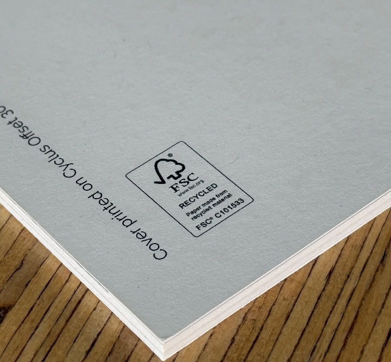 Papier recyclé FSC pour invitations d'engagements, texture douce et écologique.