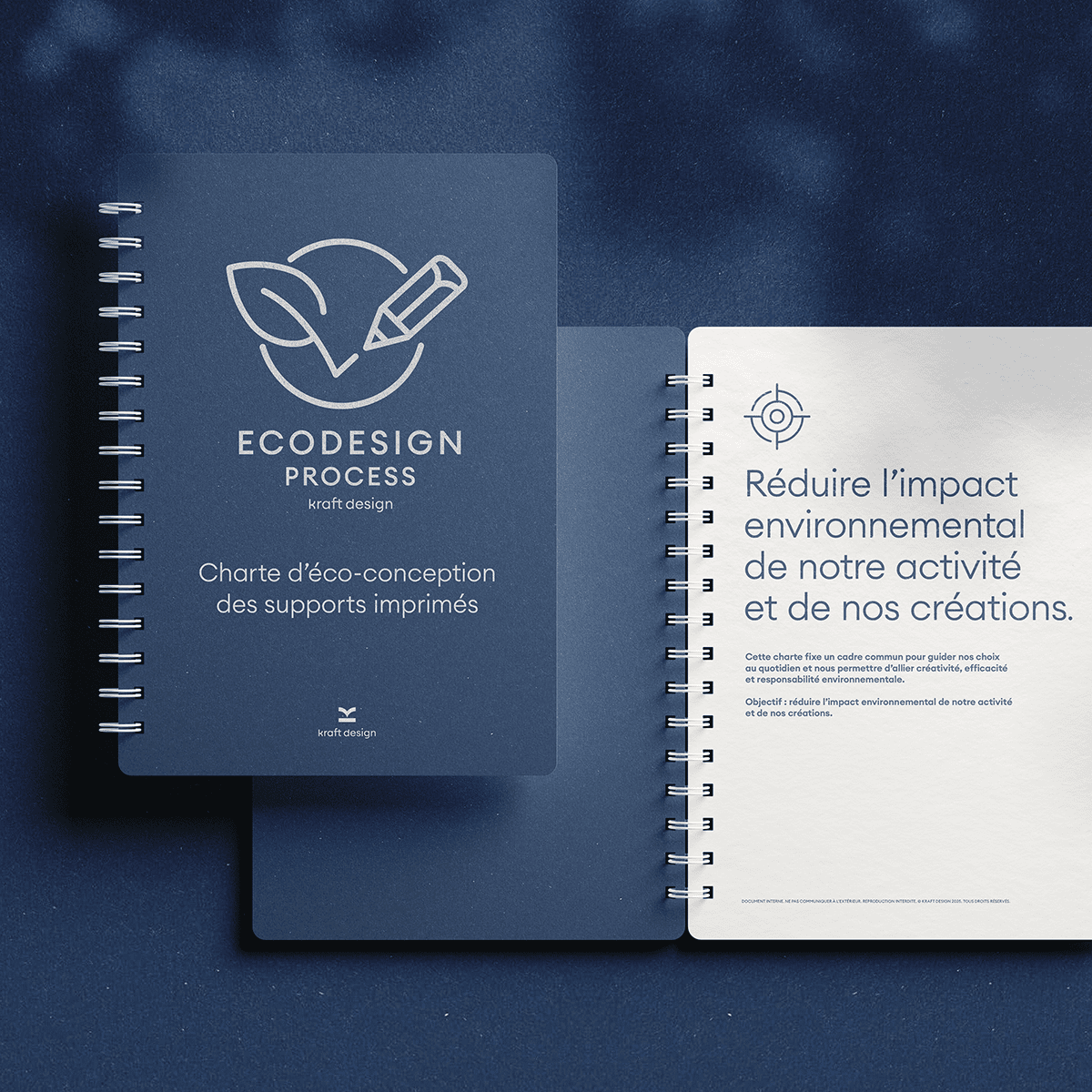 Cahier Kraft D avec logo feuille et crayon, conception écologique, supports imprimés durables.