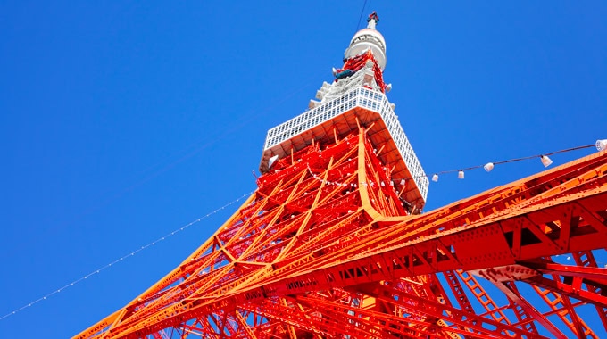 澄み切った青空を背景にしたエッフェル塔のバルコニーと建造物のクローズアップ。.